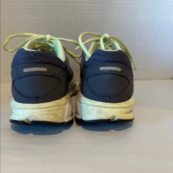 Nike Flywire Athletic Shoes - Dark Gray and neon green shoestrings. Size 7 - Picture 4 of 7